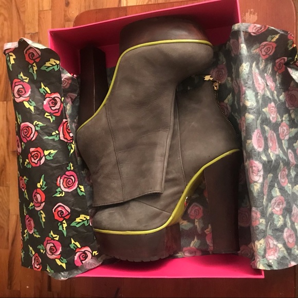 Betsey Johnson ankle bootie - Picture 7 of 8